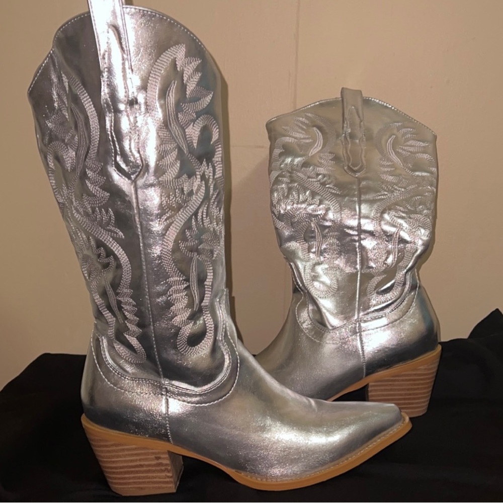 Womens Silver Cowboy boots sz 7